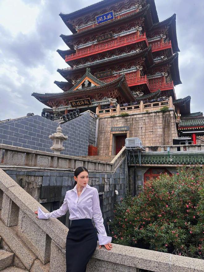白色衬衫+紧身直筒包臀长裙性感又时尚AG真人中国被38岁张馨予惊艳到！穿(图7)