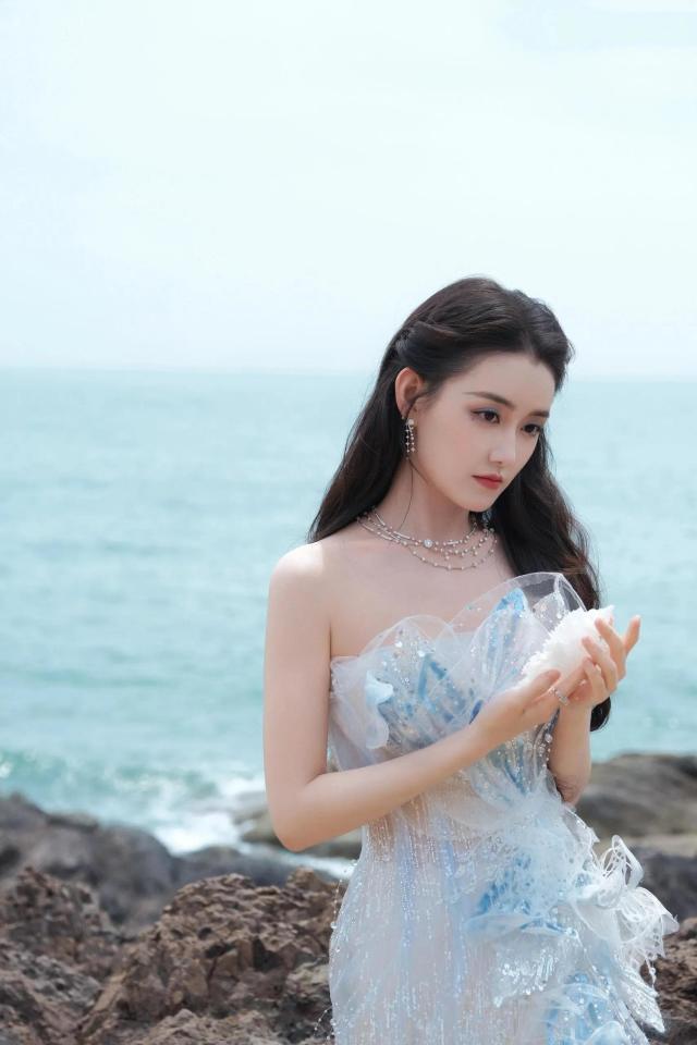 鱼尾礼服仿佛是从童话中走出的公主AG真人蒋依依一袭渐变蓝白的抹胸