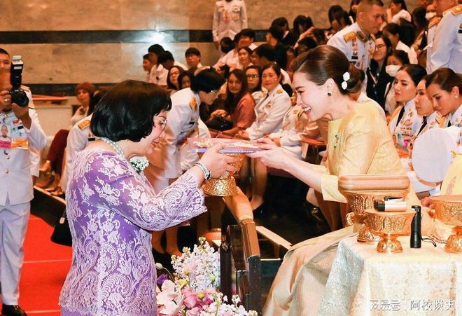嫩黄伞裙配蓝宝石耳环又变嫩了越来越惊艳AG真人旗舰厅登录苏提达出席歌舞节！穿(图3)
