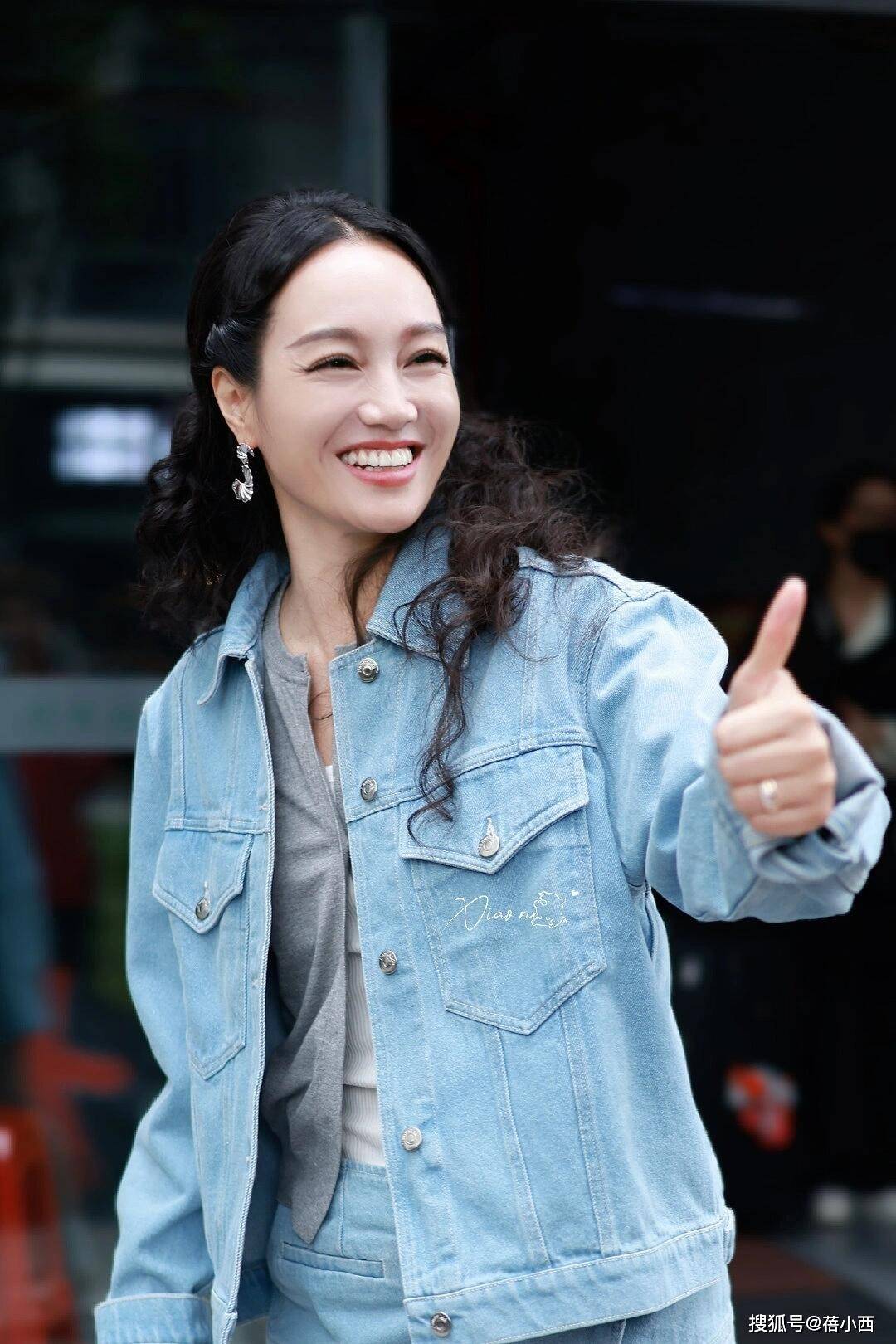 年轻10岁一身牛仔穿搭美得像换了个人AG真人app朱丹新剪了