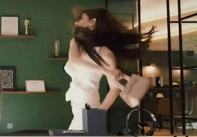 亮的翻身仗过亿的翡翠才是真耀眼!AG真人《许我耀眼》是赵露思漂(图11) 亮的翻身仗过亿的翡翠才是真耀眼!AG真人《许我耀眼》是赵露思漂(图11)