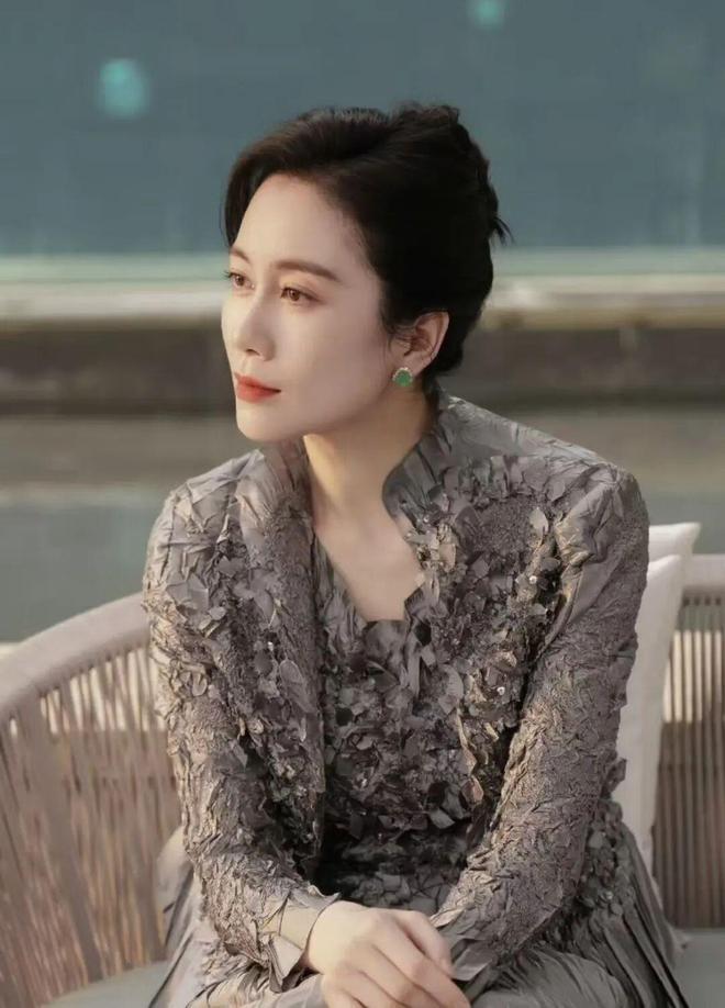 亮的翻身仗过亿的翡翠才是真耀眼!AG真人《许我耀眼》是赵露思漂(图7) 亮的翻身仗过亿的翡翠才是真耀眼!AG真人《许我耀眼》是赵露思漂(图7)