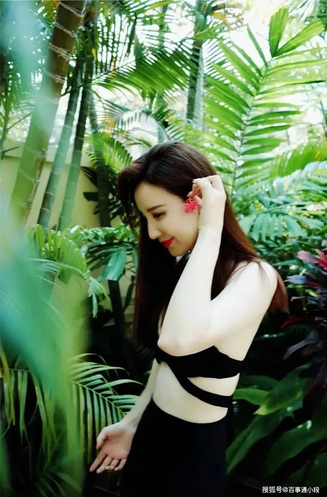 造型太惊艳！这魅力谁能顶得住？AG真人试玩平台张萌黑色泳装(图2)