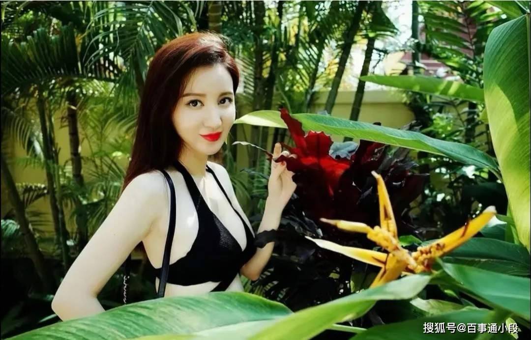 造型太惊艳！这魅力谁能顶得住？AG真人试玩平台张萌黑色泳装(图3)