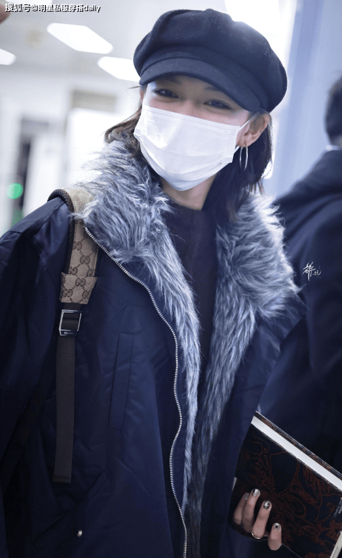 脸”穿短派克外套背双肩包头小腿长！AG真