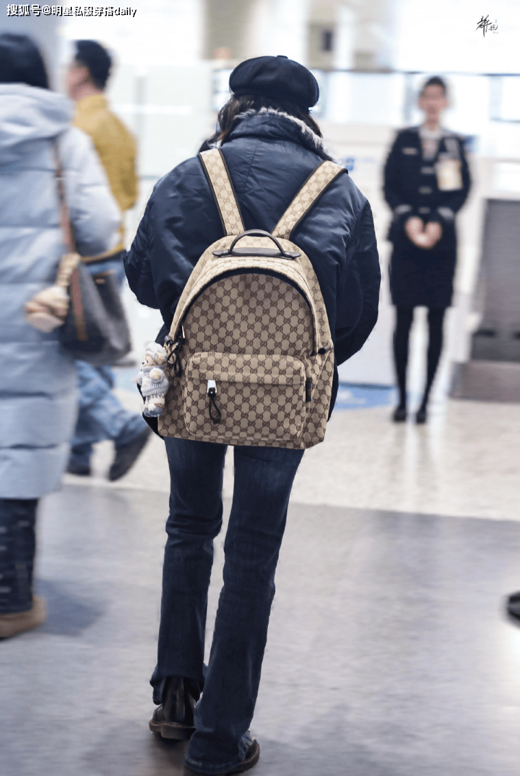 脸”穿短派克外套背双肩包头小腿长！AG真人国际厅文淇果然是“天选电影(图3)