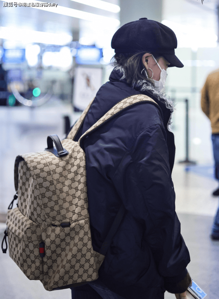 脸”穿短派克外套背双肩包头小腿长！AG真人国际厅文淇果然是“天选电影(图4)